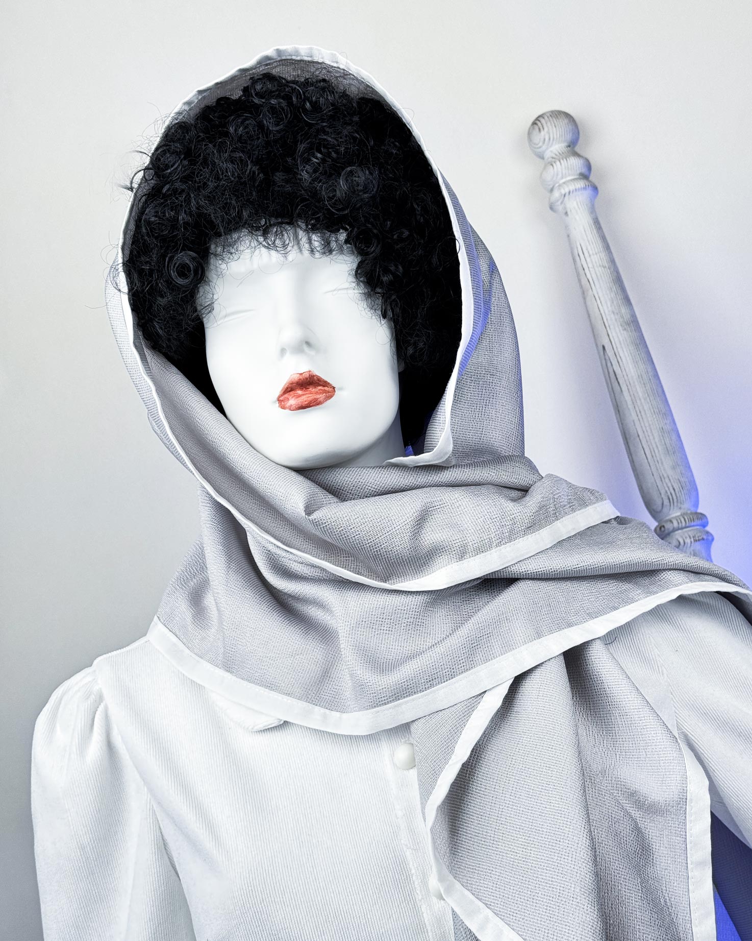 شال خاکستری نوار سفید